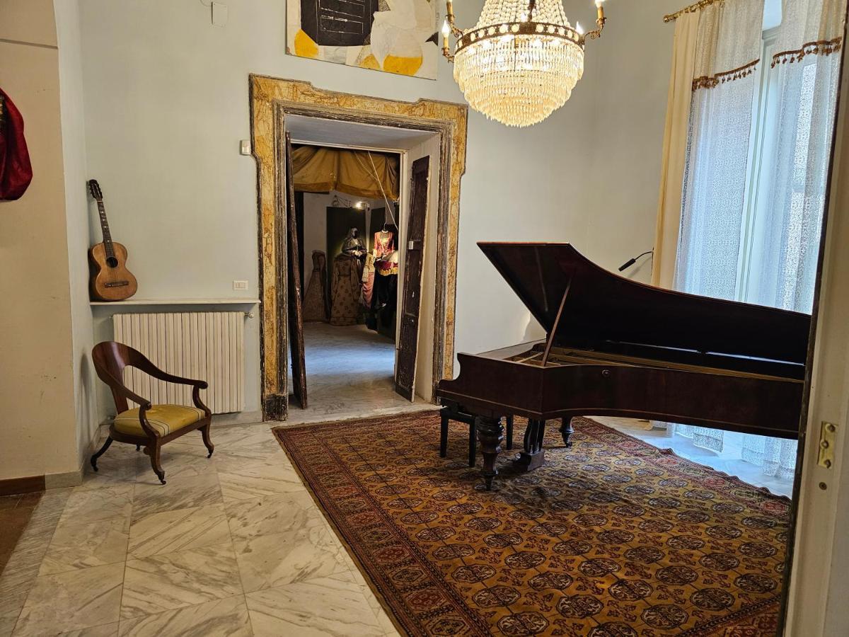 The Spanish Palace, Suites, Rooms, & Terraces 3* Nápoles